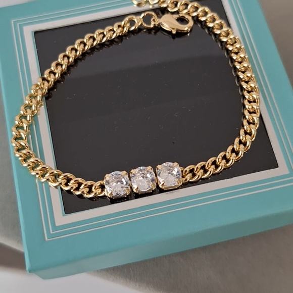 Round shape three diamonds bracelet - Picture 3 of 8